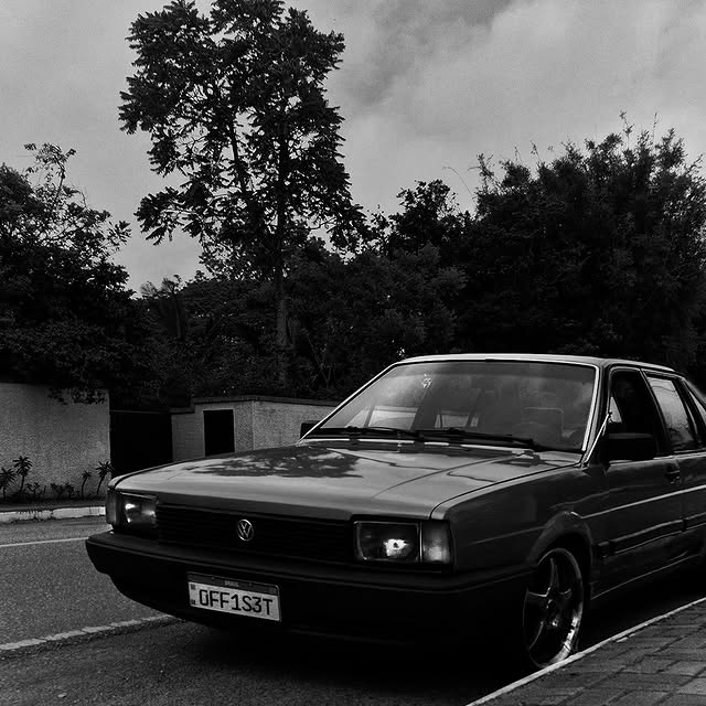 Carro rebaixado em registro noturno preto e branco